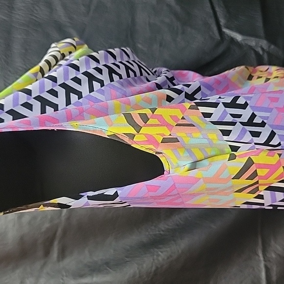 Calvin Klein size XL Is sleeveless blouse with asymmetrical Patterns. - Picture 4 of 7